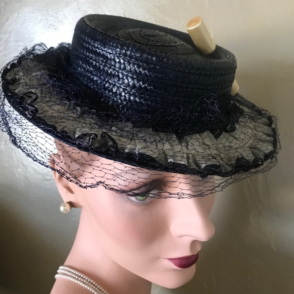 CHIC 1930s\' BLACK STRAW TILT FEDORA -CREME FABRIC TRIM, BAKELITE ORNAMENT & VEIL main image 7